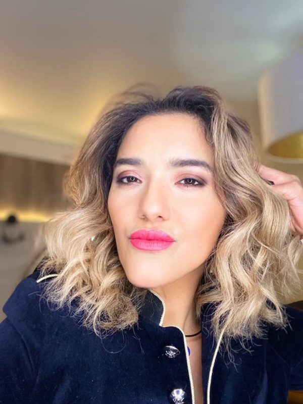 femme avec des mèches blondes