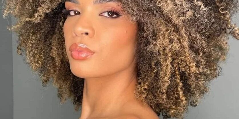 MECHES BLONDES CHEVEUX AFRO ,frisé MECHES BLONDES CHEVEUX AFRO ,frisé